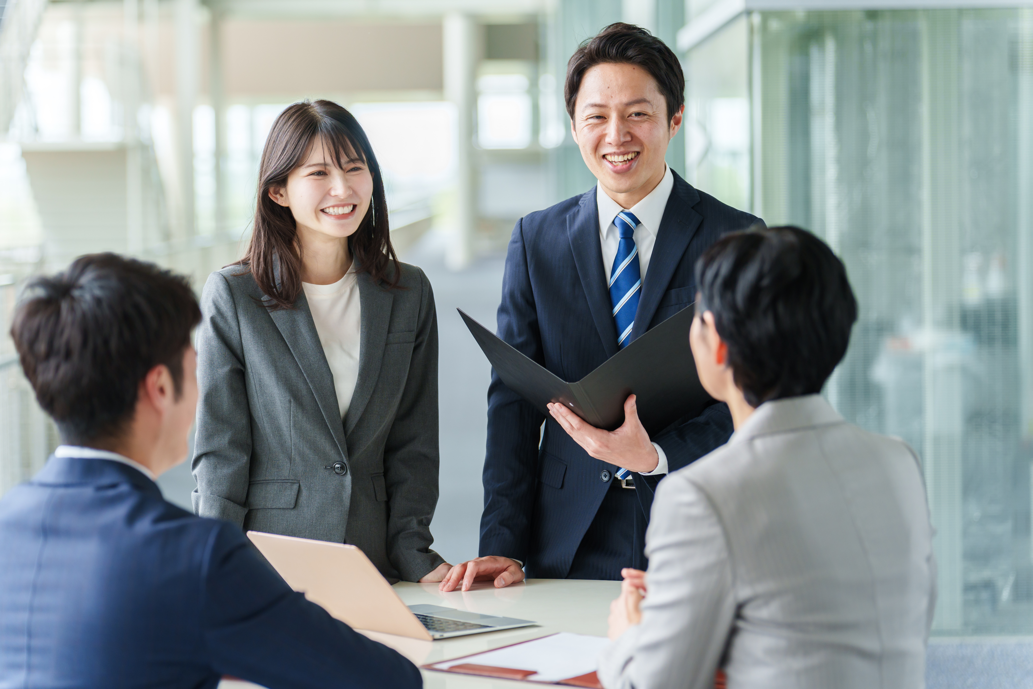 打ち合わせをするプラマーケのメンバー